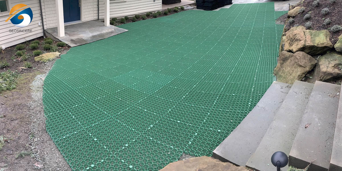 Подъездная дорога с ячейками из травяного покрытия для стабилизации грунта