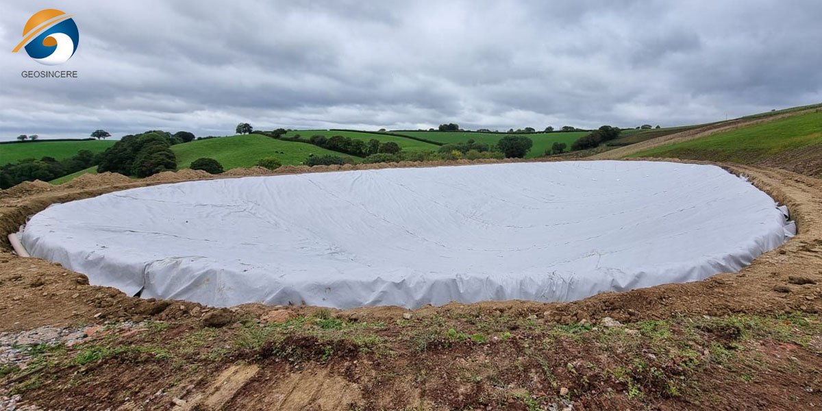 Tela filtrante debajo de los adoquines
