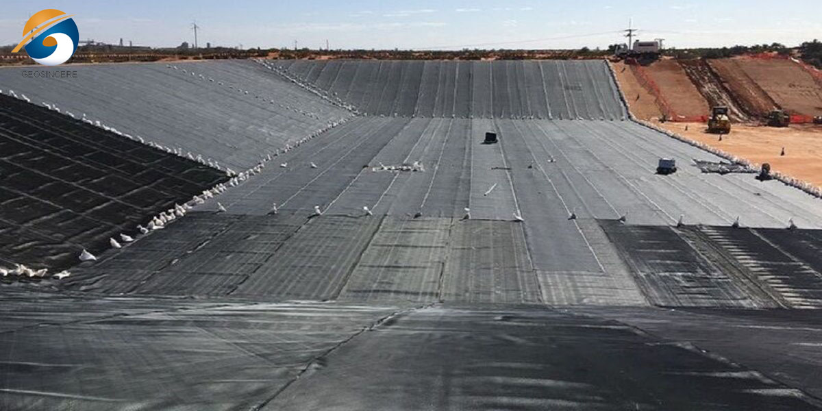 بطانة من البولي إيثيلين عالي الكثافة بسماكة 1 مم لاحتواء المياه